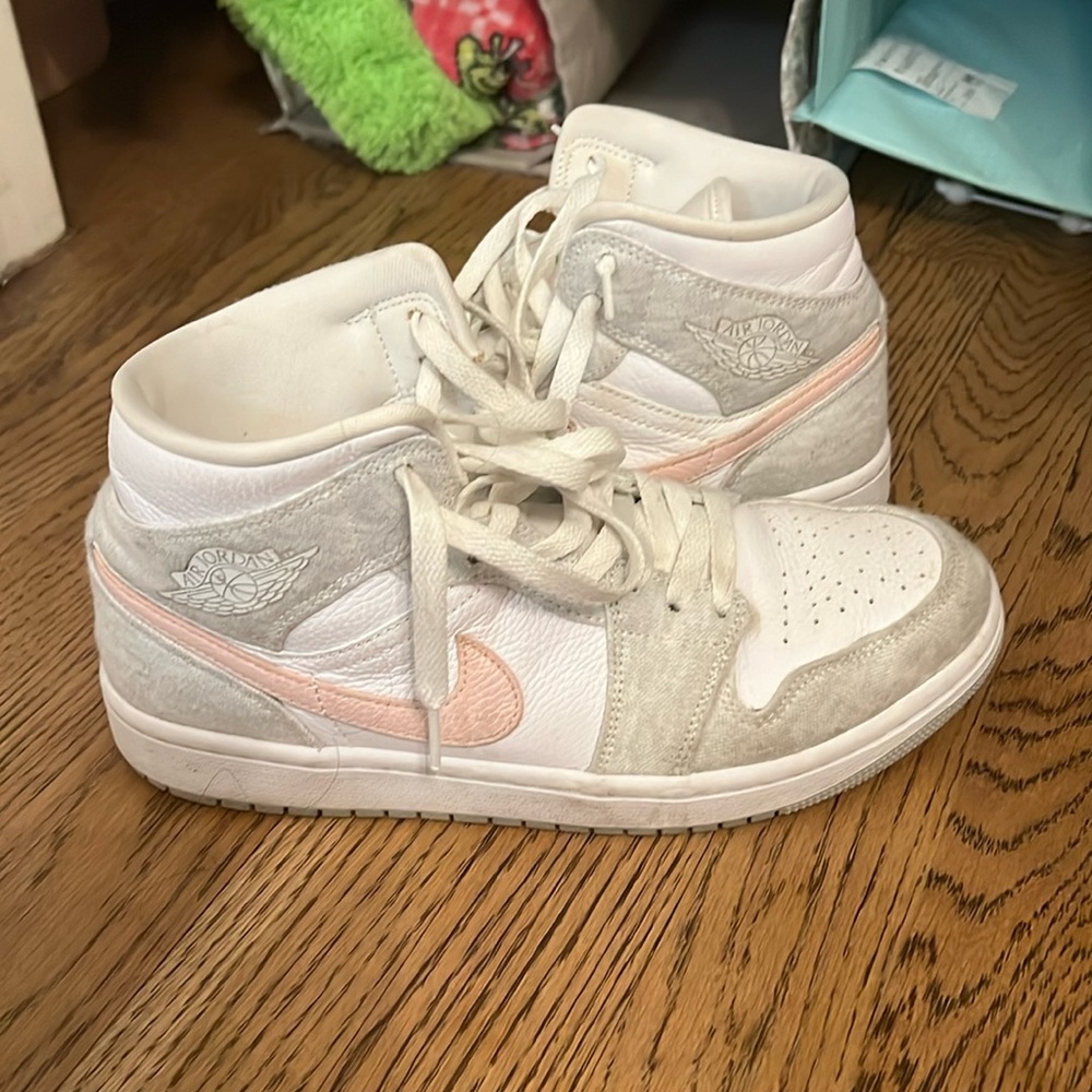 Woman’s Air Jordan 1mid SE ’Light Iron